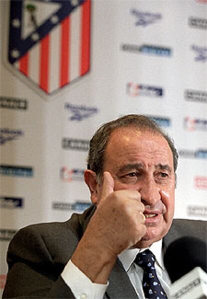Jesús Gil, en una conferencia de prensa en el Calderón.