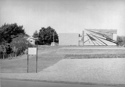 La plaza Siqueiros de Cuernavaca, en una imagen de 1975. De fondo, la residencia y estudio del pintor. Tras su muerte en 1974, David Alfaro Siqueiros legó su taller “al pueblo de México” con la intención de convertirlo en un punto de encuentro para las artes. En 1976, su viuda Angélica Arenal negocia con el Gobierno del Estado de Morelos la cesión del terreno que se ubica en frente, el parque al que hoy se abre el museo. 