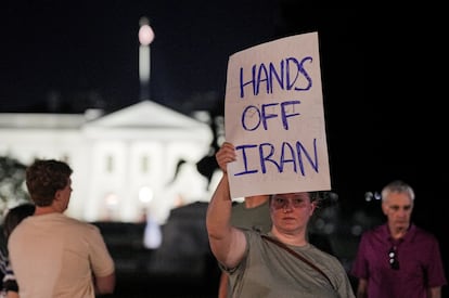 Una manifestante protesta ante la Casa Blanca tras los bombardeos de EE UU contra las bases nucleares de Irán
