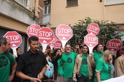 El movimiento antidesahucios paraliza un desalojo en Salt (Girona).