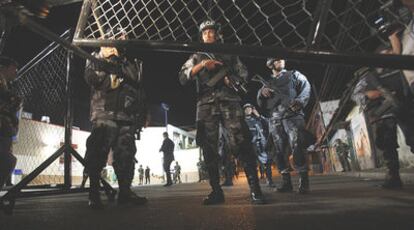 Policías antidisturbios hondureños montan guardia ante la Embajada de Brasil en Tegucigalpa.