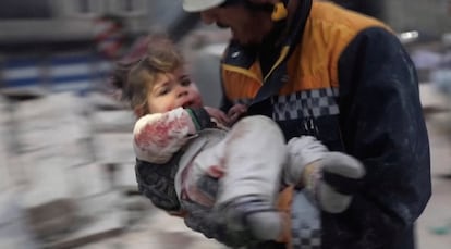 Una niña, tras ser rescatada en la ciudad siria de Azaz.