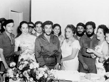 Ernesto 'Che' Guevara, de 34 años, al centro con su esposa Aleida, en la celebración de su matrimonio en una ceremonia civil en la fortaleza militar de La Cabaña, el 23 de marzo de 1959. En el extremo izquierdo está Raúl Castro y junto a él, su esposa, Vilma Espín.