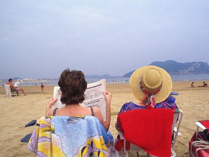 Dos bañistas descansando en la playa de Laredo, en la vecina Cantabria.