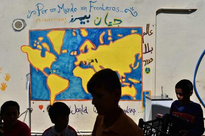 La concesión del premio Nansen llega en un momento en el que ACNUR está haciendo un llamamiento a los gobiernos de todo el mundo para que trabajen unidos y busquen soluciones conjuntas a la actual crisis de refugiados mundial, por medio de la iniciativa ConLosRefugiados (withrefugees), que ha recogido ya más de 700.000 firmas. En la imagen, niños caminan frente a un dibujo del mapa mundial en la 'Village All together' o PIKPA village, en la isla de Lesbos (Grecia).