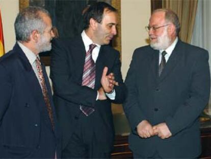 Los dirigentes de la Comisión Islámica, Mansur Escudero (izquierda) y Riay Tatary, con el ministro de Interior, José Antonio Alonso (en el centro).