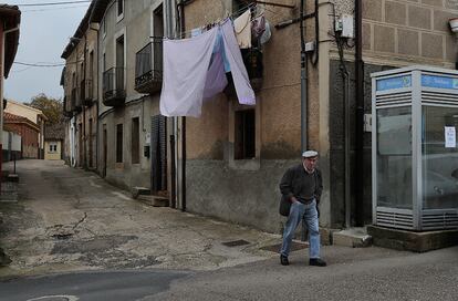 Un hombre pasea en el municipio de Alcañices (Zamora).
