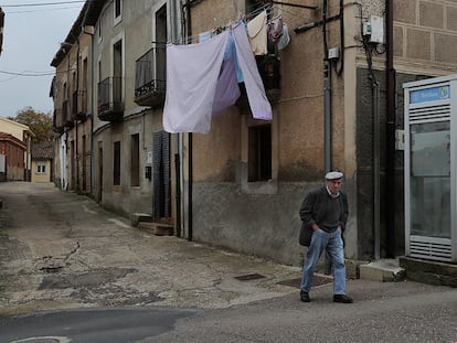 Un hombre pasea en el municipio de Alcañices (Zamora).