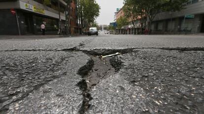 Desperfectos en la calle de Alcal&aacute; de Madrid.