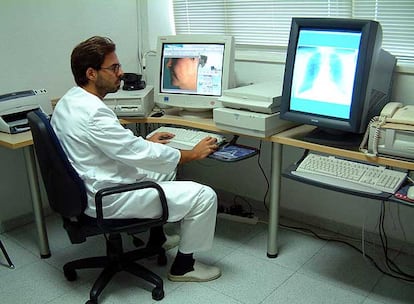 La telemedicina se practica ya en decenas de centros sanitarios de comunidades como Andalucía.