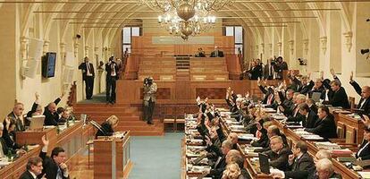 Momento en que los senadores checos aprueban el Tratado de Lisboa en Praga