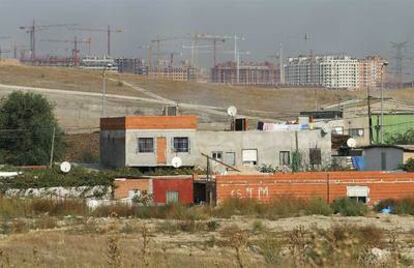 Una construcción en la Cañada Real, con el Ensanche de Vallecas al fondo.