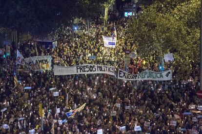 Cartazes contra os encarceramentos de Jordi Cuixart e Jordi Sànchez.