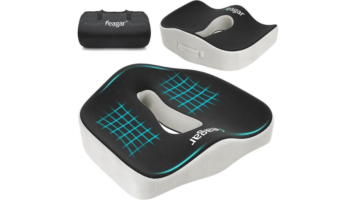 Cojín ergonómico con un asa para facilitar el transporte.
