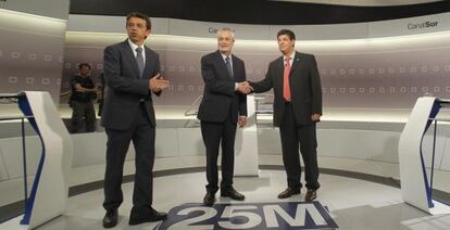 El director general de la RTVA, Pablo Carrasco, deja a Gri&ntilde;&aacute;n y Valderas en el plat&oacute; del debate de Canal Sur.