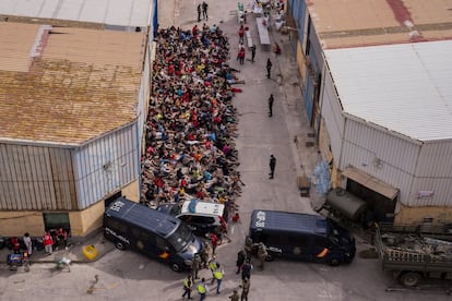 Menores no acompañados que cruzaron a España son cercados fuera de un almacén utilizado como refugio temporal mientras esperan pasar pruebas covid-19 en Ceuta, cerca de la frontera de Marruecos y España, en mayo de 2021. El Gobierno marroquí dejó pasar por sus fronteras a más de 8.000 personas, la mayoría de ellos menores, como medida de presión, ya que España había aceptado la hospitalización del líder del Frente Polisario y presidente de la República Árabe Saharaui Democrática (RASD), Brahim Gali, de 73 años, aquejado de covid. España aceptó la entrada de Gali, enemigo de Marruecos, para que ingresase en un hospital de Logroño, un gesto que disgustó a Marruecos.