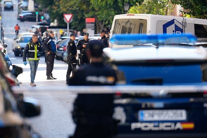 Agentes de la Policía Nacional recogen indicios, el pasado 9 de noviembre, en la calle de Madrid donde fue tiroteado Vidal-Quadras.