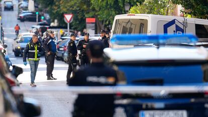 Agentes de la Policía Nacional recogen indicios, el pasado 9 de noviembre, en la calle de Madrid donde fue tiroteado Vidal-Quadras.