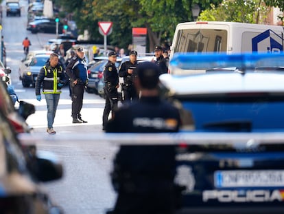 Agentes de la Policía Nacional recogen indicios, el pasado 9 de noviembre, en la calle de Madrid donde fue tiroteado Vidal-Quadras.