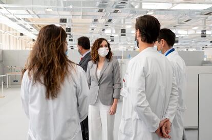 La presidenta de Madrid, Isabel Díaz Ayuso, visita el Hospital Enfermera Isabel Zendal, en diciembre de 2021.