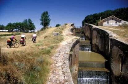 Ciclistas en el Canal de Castilla.