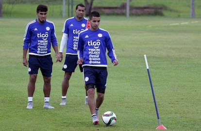 O atacante Derlis González, do Dinamo de Kiev, treinando com a seleção paraguaia na cidade de Ypané (30 quilômetros ao sul de Assunção), junto a Darío Lezcano e Paulo da Silva. Sua equipe, que venceu 1 X 0 como visitante a Venezuela com um gol de González, se prepara para o jogo contra a Argentina.