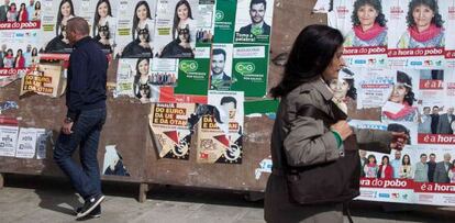 Carteles electorales en una calle de Vigo