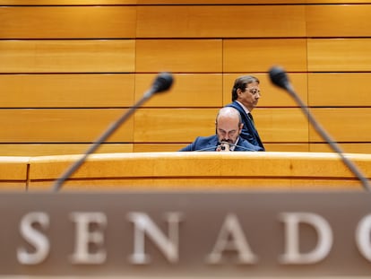 El presidente del Senado, Pedro Rollán (sentado), y el secretario de Política Autonómica del PSOE y vicepresidente segundo del Senado, Guillermo Fernández Vara, durante la sesión plenaria, este martes en el Senado.