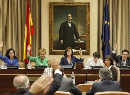 Los miembros de la Comisión de Igualdad votaban ayer la proposición sobre la baja maternal.