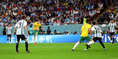 El australiano Craig Goodwin marca el primer gol de Argentina. 