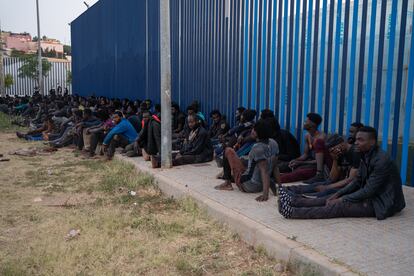 Un grupo de inmigrantes de origen subsahariano espera a entrar en el CETI de Melilla.