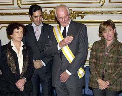 El diseñador francés Hubert de Givenchy recibe la Gran Cruz de la Orden de Isabel la Católica en presencia de Ana Palacio, Jaime de Marichalar, y Pilar del Castillo.