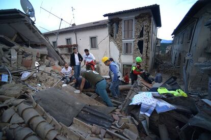 Serviços de emergência auxiliam uma vítima em Amatrice.