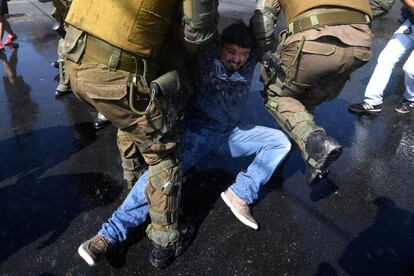Agentes de la polícia arrastran a un manifestante durante una protesta contra el Papa en los alrededores del Parque O'Higgins en Santiago (Chile), el 16 de enero de 2018.
