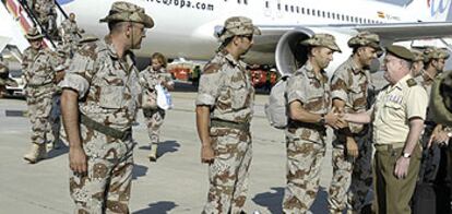 El nuevo jefe del Estado Mayor del Ejército, José Antonio García González, recibe a los 140 soldados que ayer regresaron de  Irak.