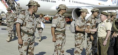 El nuevo jefe del Estado Mayor del Ejército, José Antonio García González, recibe a los 140 soldados que ayer regresaron de Irak.