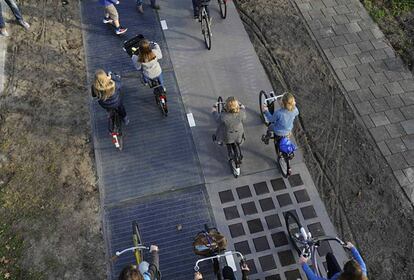 <p>En Ámsterdam les bicicletes són part de la filosofia de vida. La seva política de mobilitat, el seu plantejament urbà i el seu respecte al medi ambient la situen entre les 10 primeres ciutats en classificacions com el Global Power City Index o la de el IESE.</p> <p>Tots els seus punts forts convergeixen en la iniciativa SolarRoad, que va permetre instal·lar un sòl compost per panells solars a manera de carril bici en diversos quilòmetres de la ciutat. Les plaques no aconsegueixen tanta eficiència com a elevades i ben orientades, però generen energia neta sense molestar, arran de terra.</p>