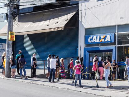 Fila na frente de uma agência da Caixa em São Paulo, onde muitas pessoas buscavam retirar o auxílio emergencial.