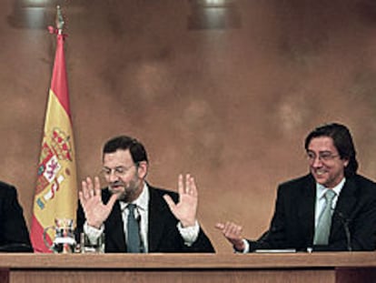 Rodrigo Rato, Mariano Rajoy y Pío Cabanillas se ríen durante la rueda de prensa del Consejo.