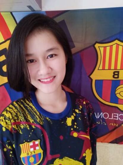 Chau Ngo Lien Tran posa con los colores del FC Barcelona, su equipo favorito.