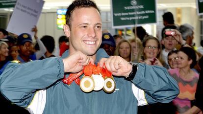 Pistorius posa con las medallas logradas en los Juegos Paralímpicos de Pekín.