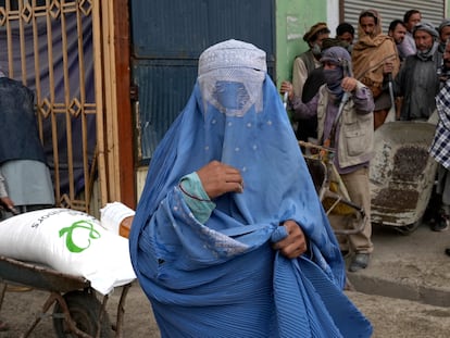 Una mujer afgana, en un punto de reparto de alimentos en Kabul.