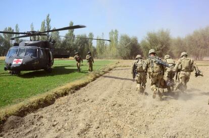 Soldados estadounidenses evacuan a un compa&ntilde;ero herido en la provincia de Logar la semana pasada.