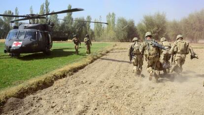 Soldados estadounidenses evacuan a un compa&ntilde;ero herido en la provincia de Logar la semana pasada.