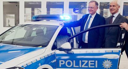 El consejero delegado de Volkswagen, Matthias Müller y el primer ministro de Baja Sajonia, junto al nuevo modelo eléctrico de la policía alemana.
