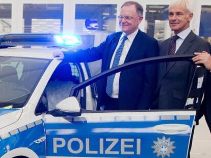 El consejero delegado de Volkswagen, Matthias Müller y el primer ministro de Baja Sajonia, junto al nuevo modelo eléctrico de la policía alemana.