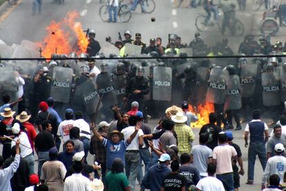 San Mateo Atenco, Estado de México.  Policías estatales y Federales se enfrentaron con habitantes de ese municipio.