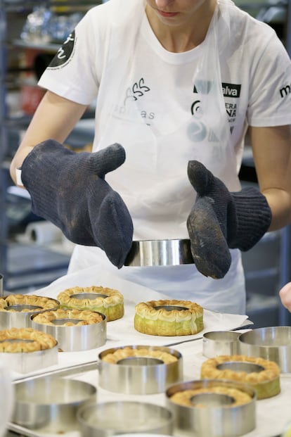 Unmolding a puff pastry crown with a two-color technique.