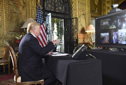 Donald Trump habla a las tropas desde su mansión de Florida el día de Nochebuena.