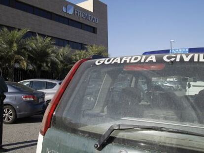 La Guardia Civil, en la sede de Fitonovo, esta mañana durante los registros.